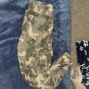 Olive and oak, camo joggers, size large